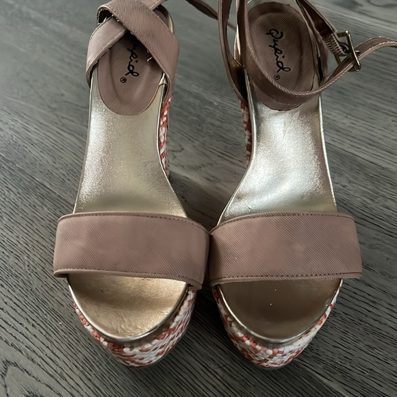 Tan, gold, white and orange women’s size 7.5 heels - Picture 2 of 3